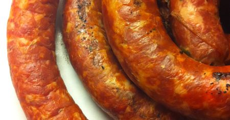 Wędzona kiełbasa wieprzowo-wołowa z serem Cheddar