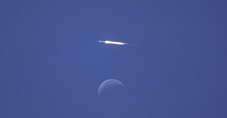 Falcon 9 "przelatuje" nad Księżycem. Wyjątkowy moment uchwycony na zdjęciu