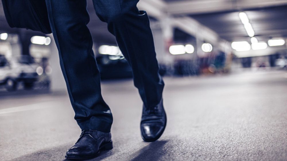 W ciemnych dopasowanych spodniach będziesz wyglądał na wyższego