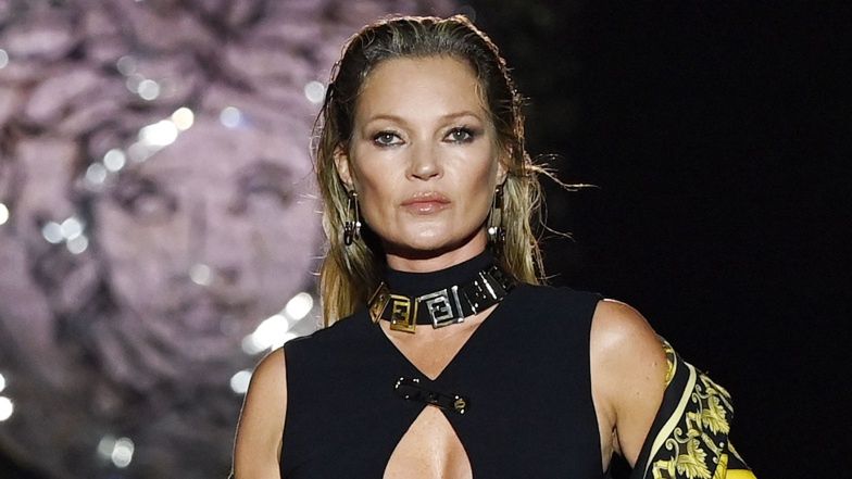 Zmysłowa Kate Moss pozuje TOPLESS z papierosem w dłoni i kieliszkiem martini (FOTO)