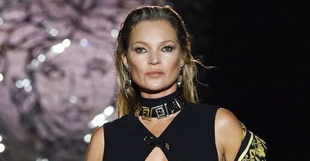 Zmysłowa Kate Moss pozuje TOPLESS z papierosem w dłoni i kieliszkiem martini (FOTO)