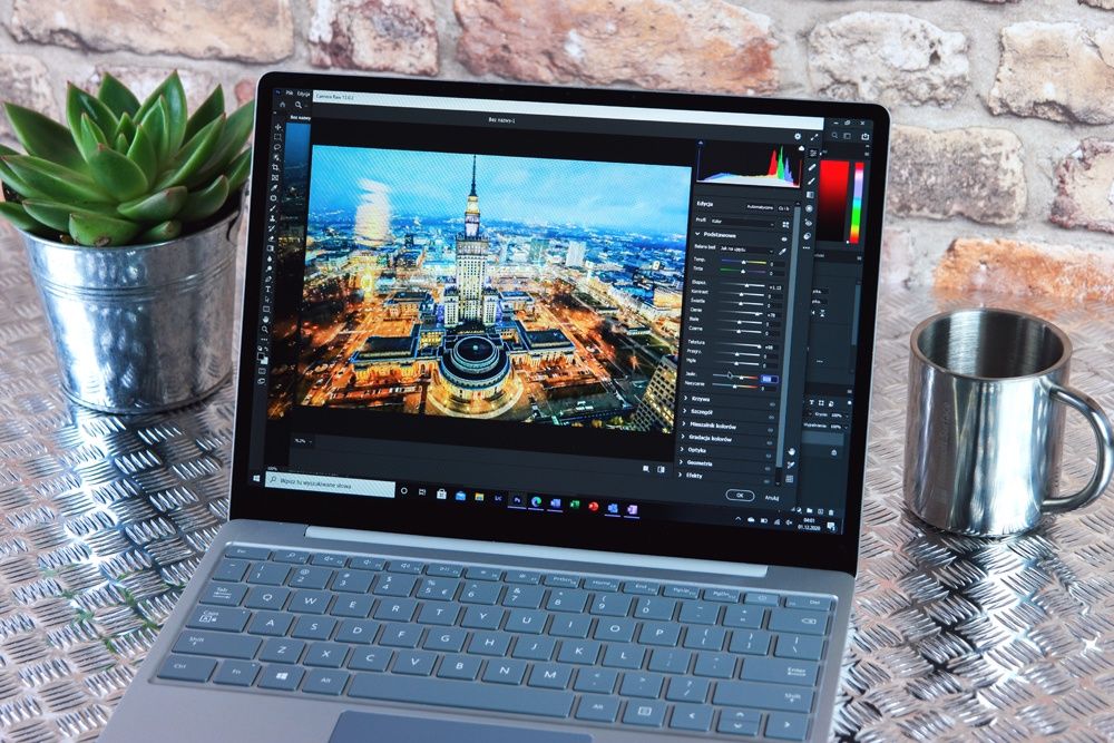 Microsoft Surface Laptop Go praca w Photoshop