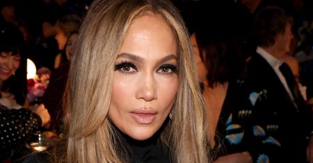 Kreacja J.Lo to majstersztyk. Na galę Grammy 2025 przyszła w prześwitującej spódnicy