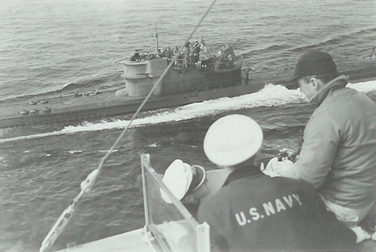 U-234 poddający się Amerykanom