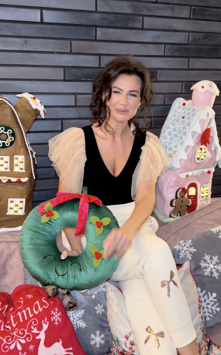 Maja Rutkowski z poduszkami zdobiącymi dom 