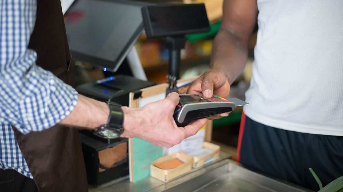 Zakupy przy kasie samoobsługowej mogą nastręczać problemów klientom