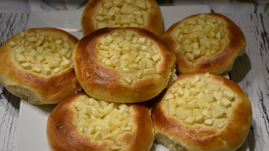 Puszyste drożdżówki z jabłkami. Najlepsze do kawy