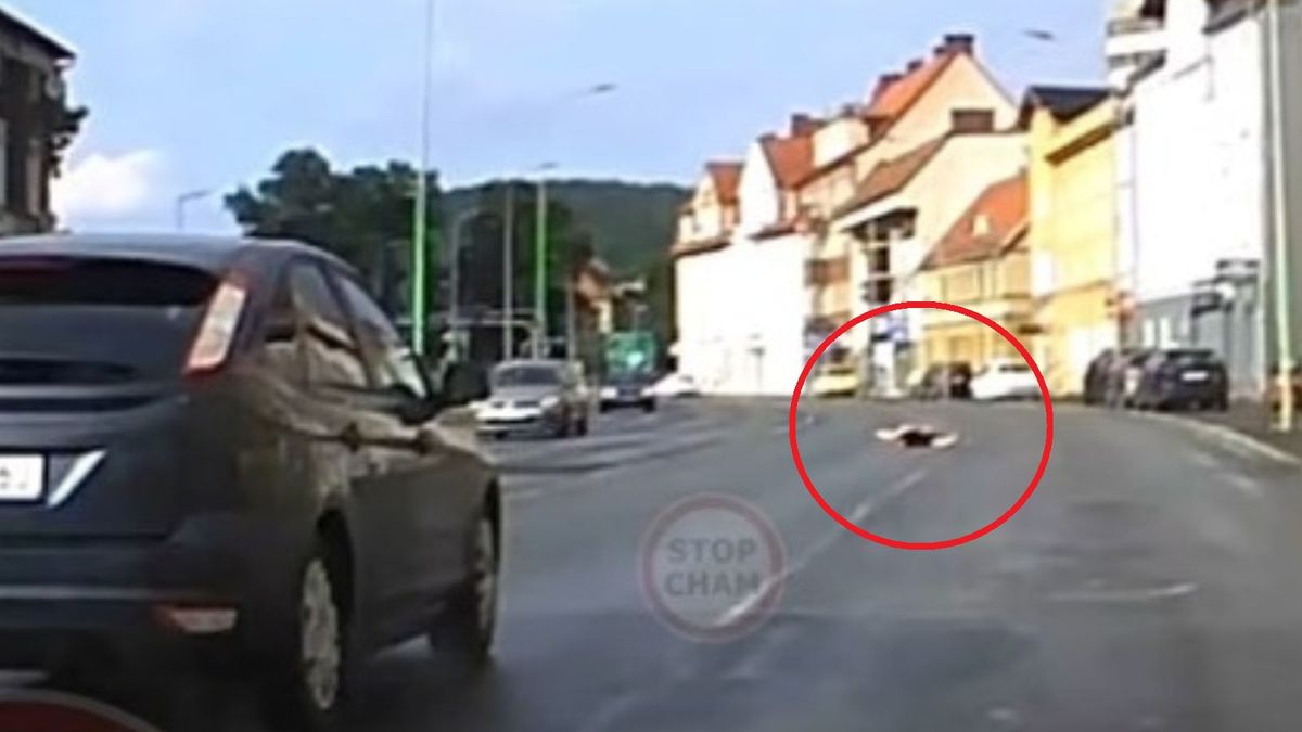 Mężczyzna leżał na drodze w Wałbrzychu