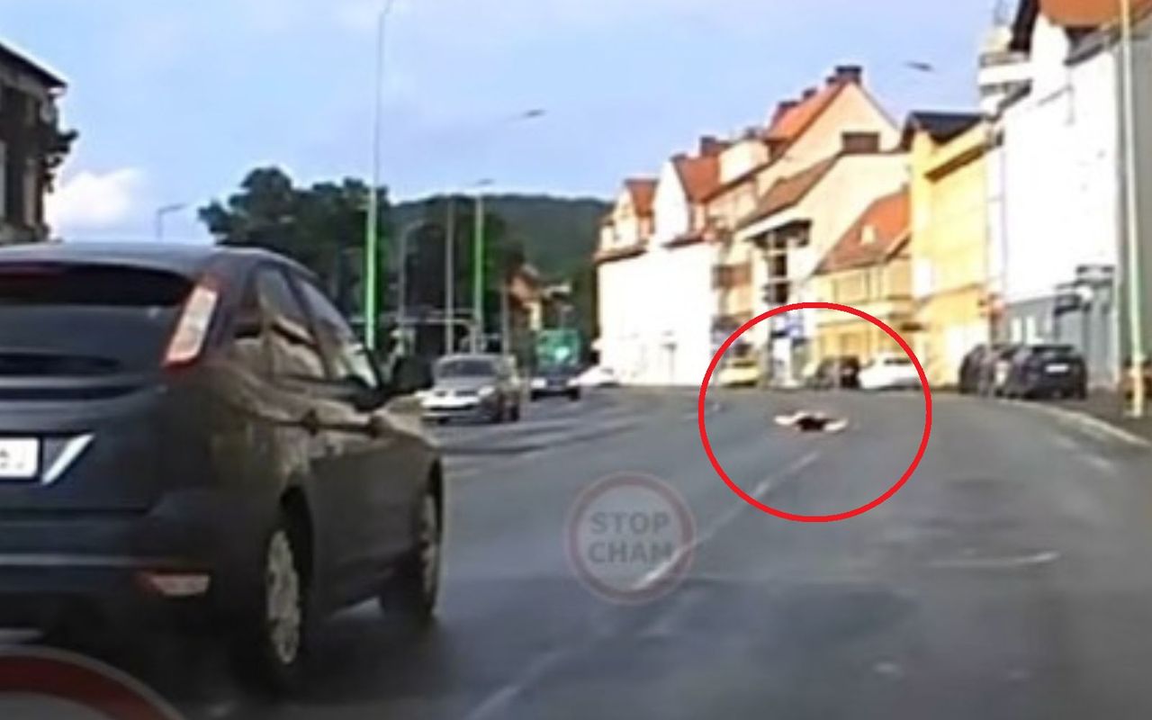 W takiej pozycji leżał na jezdni. Bulwersujące sceny w Wałbrzychu
