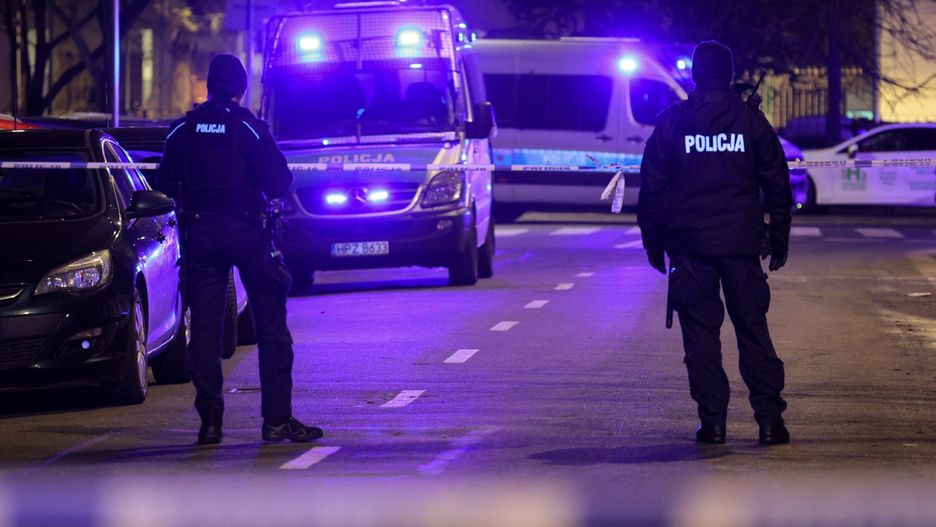 policja
Warszawa, 23.11.2024. Policja przed budynkiem przy ul. In�ynierskiej 6 na warszawskiej Pradze, 23 bm. Podczas zatrzymania agresywnego m�czyzny z maczet� jeden z funkcjonariuszy u�y� broni s�u�bowej na skutek czego ranny zosta� inny policjant. Funkcjonariusz zmar� w szpitalu. (jm) PAP/Pawe� Supernak ***Do tego materia�u zdj�ciowego dost�pna jest r�wnie� depesza w systemie CSI, pt.: Warszawa/ Zmar� policjant postrzelony podczas interwencji (aktl.)***
Pawe� Supernak
bro� palna, In�ynierska, Nowa, policja, postrzelenie, Praga, zmar� zmar�y