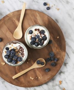 Jogurt – domowy czy ze sklepu? Sprawdzamy, jak wybrać najzdrowszy produkt