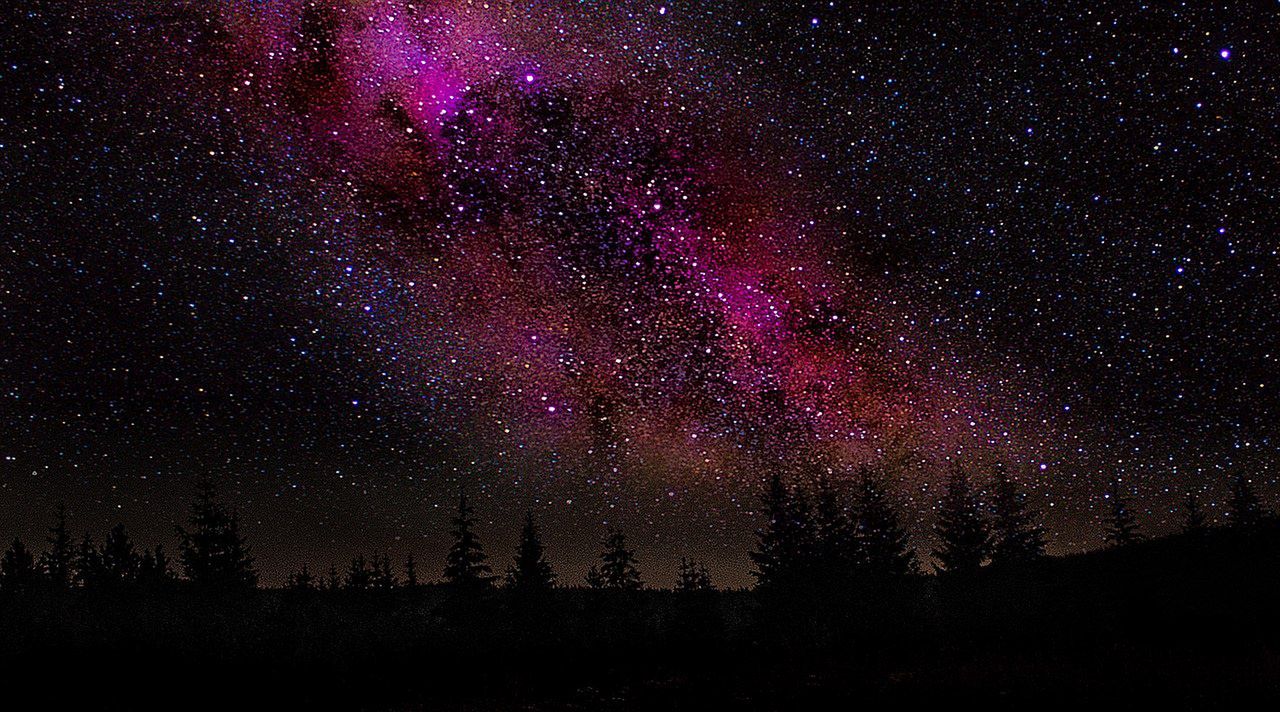 Wstęga Drogi Mlecznej nad Izerskim Parkiem Ciemnego Nieba