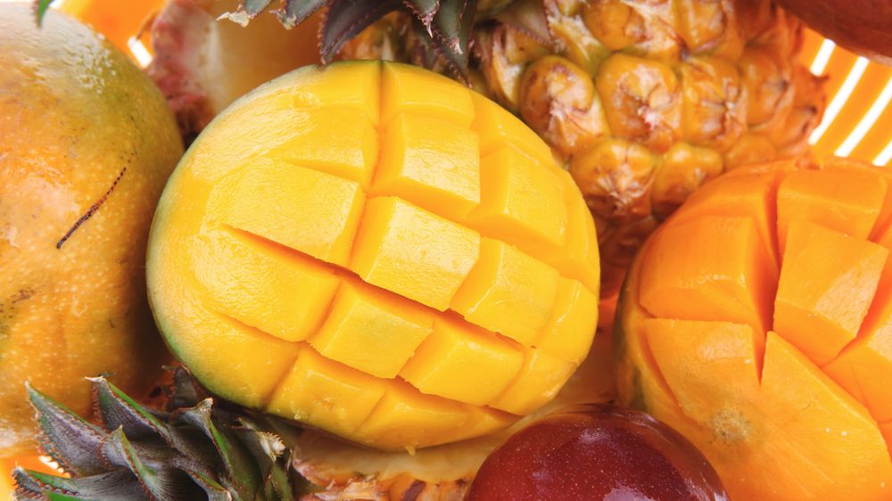 Jak jeść mango – historia i pochodzenie mango, źródło witamin, właściwości mango, zastosowanie mango w kosmetyce, zastosowanie mango w kuchni, jak wybrać najlepszy owoc