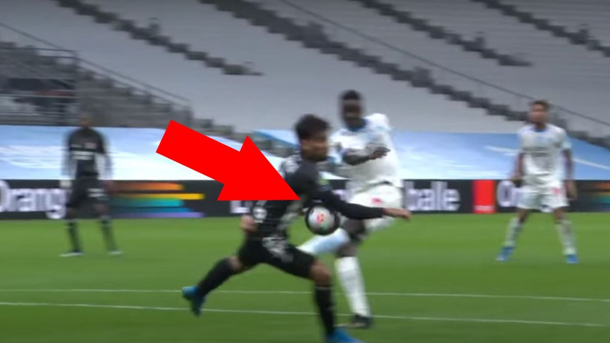 Moment zagrania ręką przez Lucasa Paquetę w meczu Olympique Marsylia - Olympique Lyon