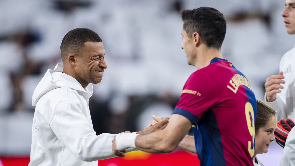 Getty Images / Alberto Gardin/NurPhoto / Na zdjeciu: Kylian Mbappe i Robert Lewandowski