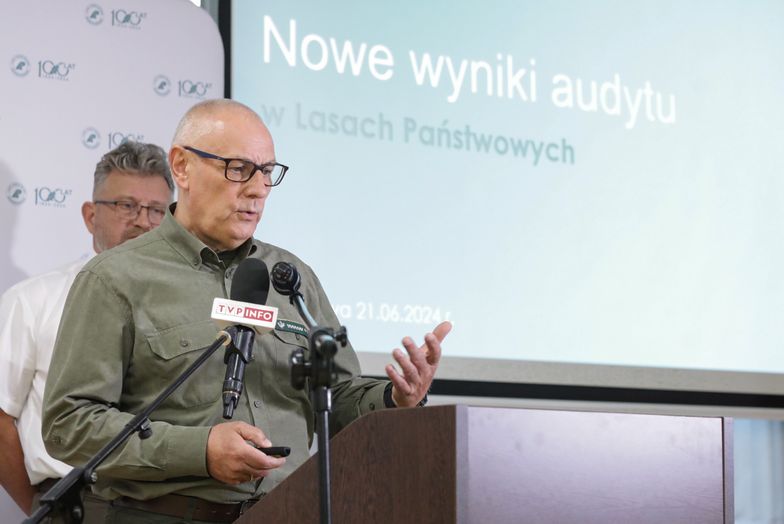 Warszawa, 21.06.2024. Dyrektor Generalny Lasów Państwowych Witold Koss (L) i wicedyrektor Jerzy Fijas (P) podczas konferencji prasowej w siedzibie DGLP w Warszawie, 21 bm. Konferencja dotyczyła wyników audytu prowadzonego w organizacji. (ad) PAP/Tomasz Gzell