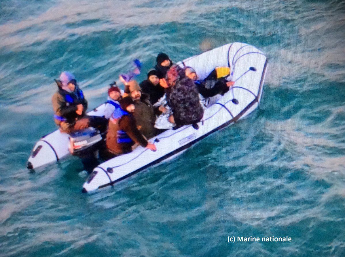 Nielegalni migranci próbują forsować Kanał La Manche. Ryzykują życiem