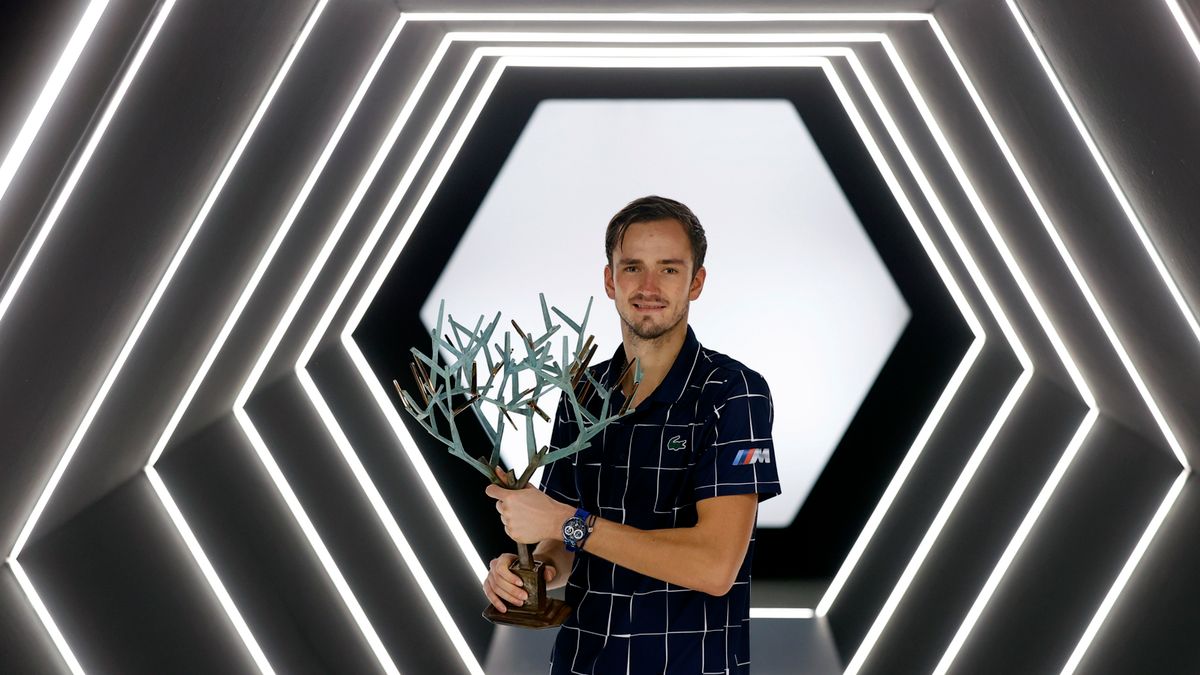 PAP/EPA / IAN LANGSDON / Na zdjęciu: Danił Miedwiediew, mistrz turnieju Rolex Paris Masters 2020