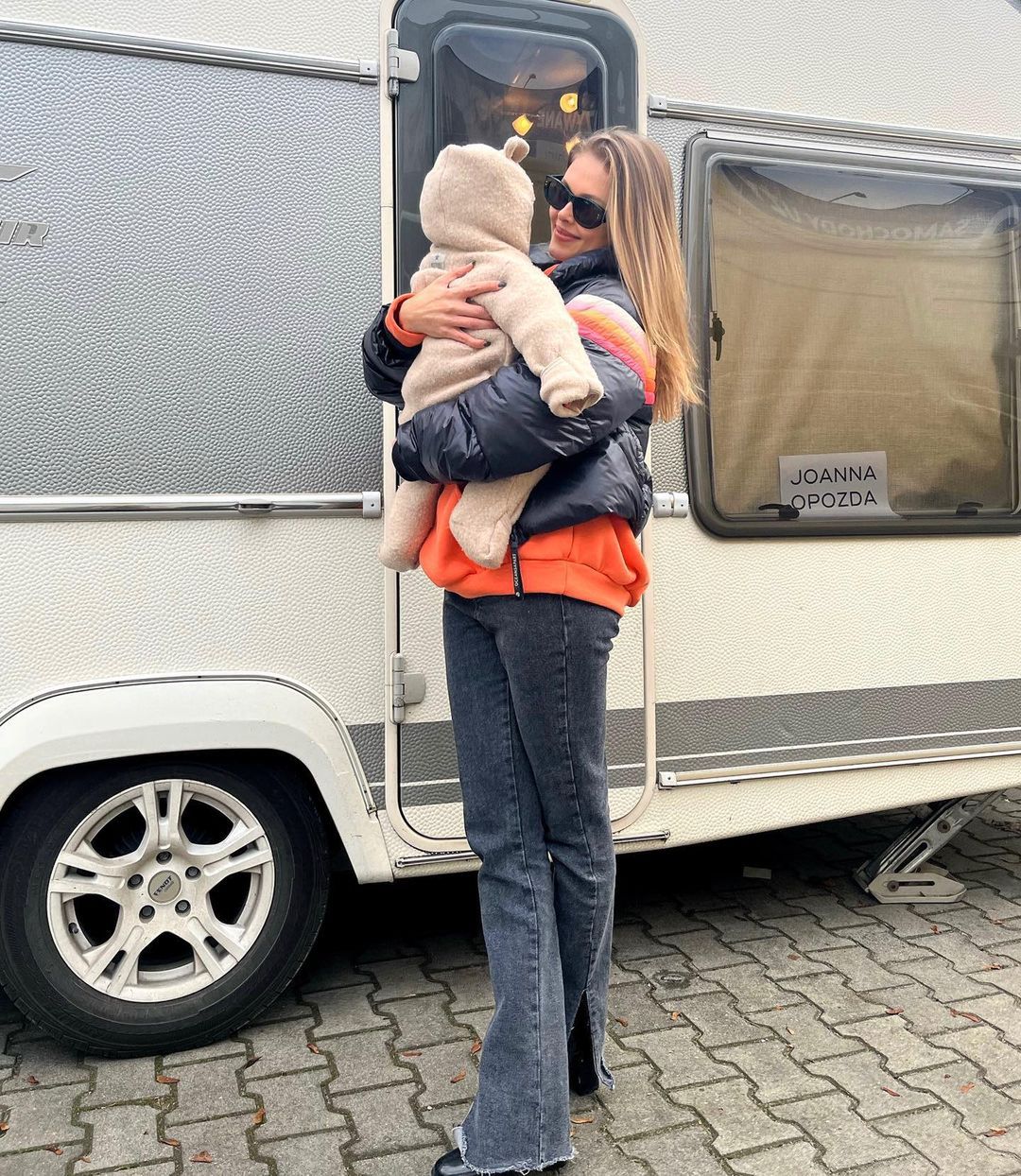 Joanna Opozda z dzieckiem na planie filmu