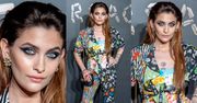 Pstrokata Paris Jackson mrozi spojrzeniem na pokazie Versace