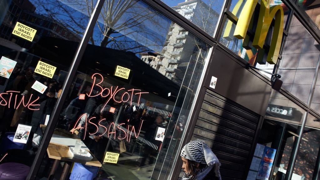 Problemy sieci McDonald's na Bliskim Wschodzie. Spadła sprzedaż spowodowana bojkotem lokali przez muzułmanów. Protesty dotarły także do Europy. Na zdjęciu lokal we francuskiej Tuluzie