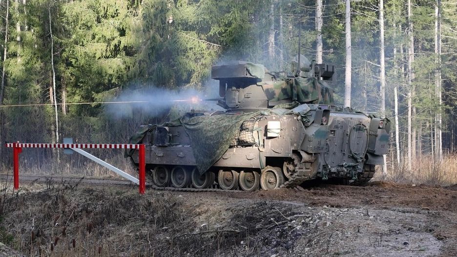 BWP M2A4 Bradley w czasie strzelania poligonowego w Estonii