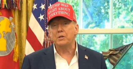 Donald Trump wystąpił w takiej czapce. Wymowny napis