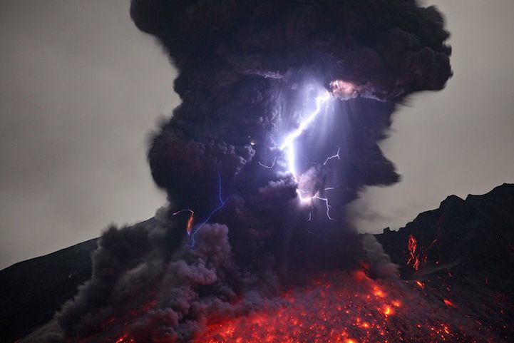 Oto potęga natury. Zobacz niezwykłe zdjęcia przedstawiające erupcję wulkanu 3