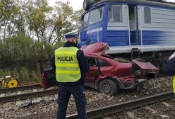 Łódzkie. Pociąg zmiażdżył auto. Dwie osoby nie żyją