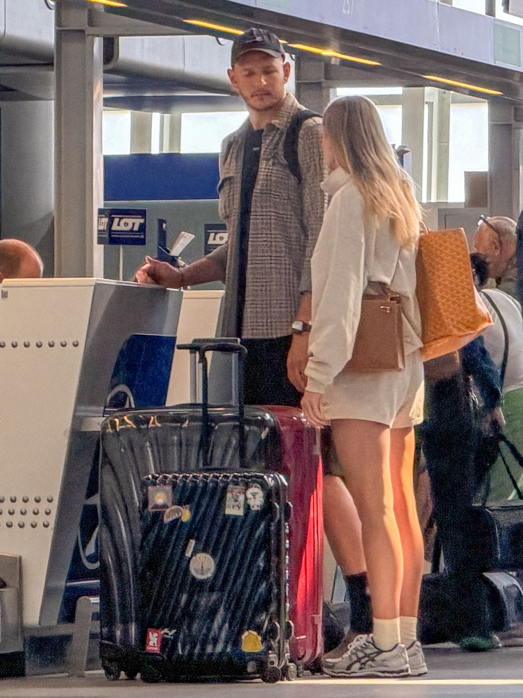 Bartosz i Anna Kurkowie na lotnisku