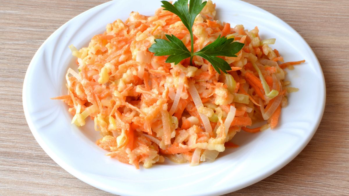 Surówka z pora na talerzu