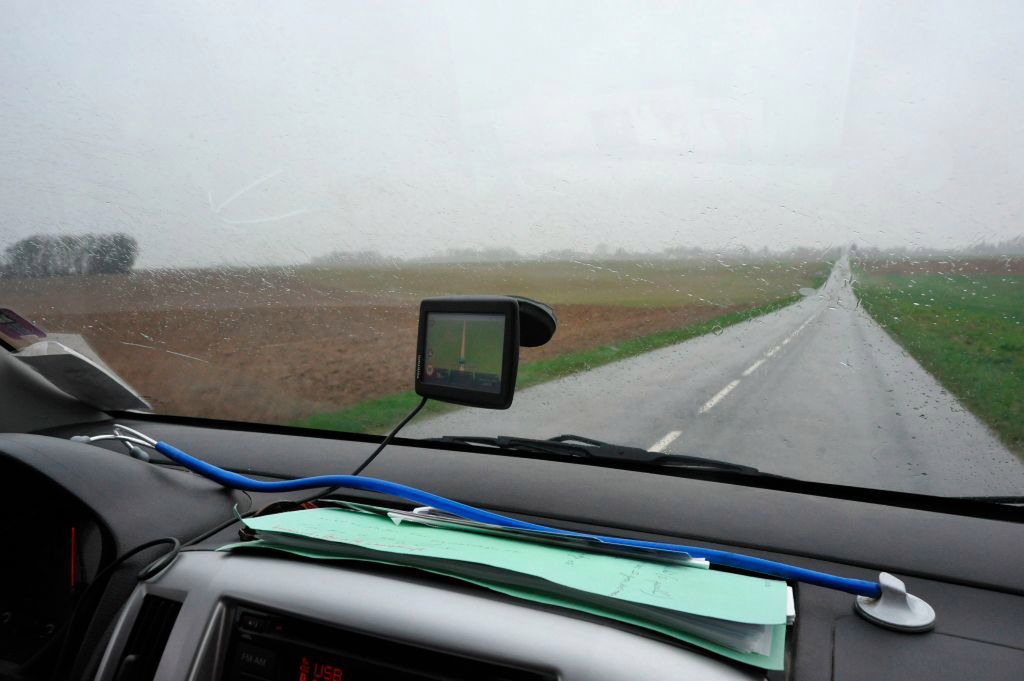 "Klasyczna" nawigacja GPS na przedniej szybie – kiedyś bardzo popularny widok. Źródło: Getty Images.
