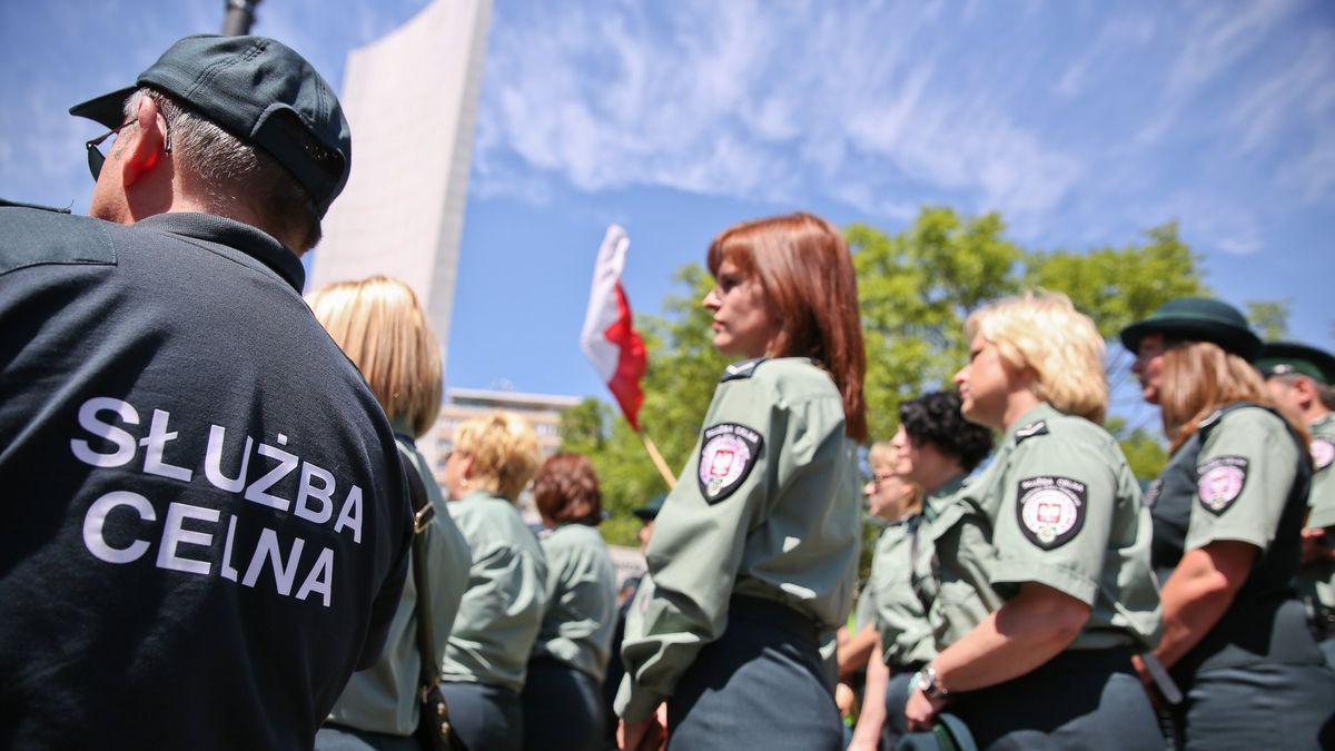 Warszawa, 08.06.2016. Protest celników, którzy obawiają się, ze wprowadzenie KAS oznacza likwidację Służby Celnej.