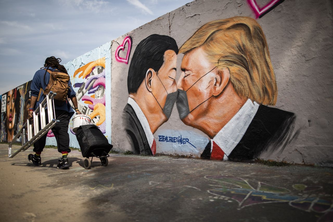 A mural in Berlin depicting Donald Trump and Chinese leader Xi Jinping