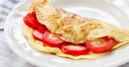 Omlet na słodko. Pomysł na szybkie i sycące śniadanie