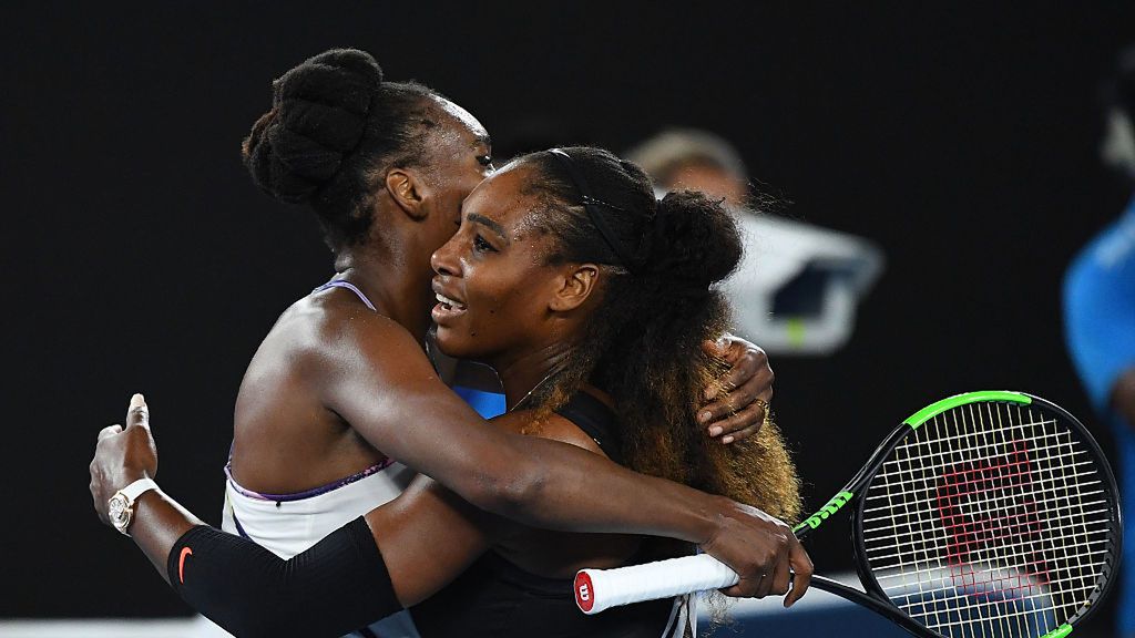 Venus Williams (z lewej) i Serena Williams (z prawej)