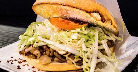 826 osób w szpitalu. Zjedli kebab w promocji. 5-latek nie żyje