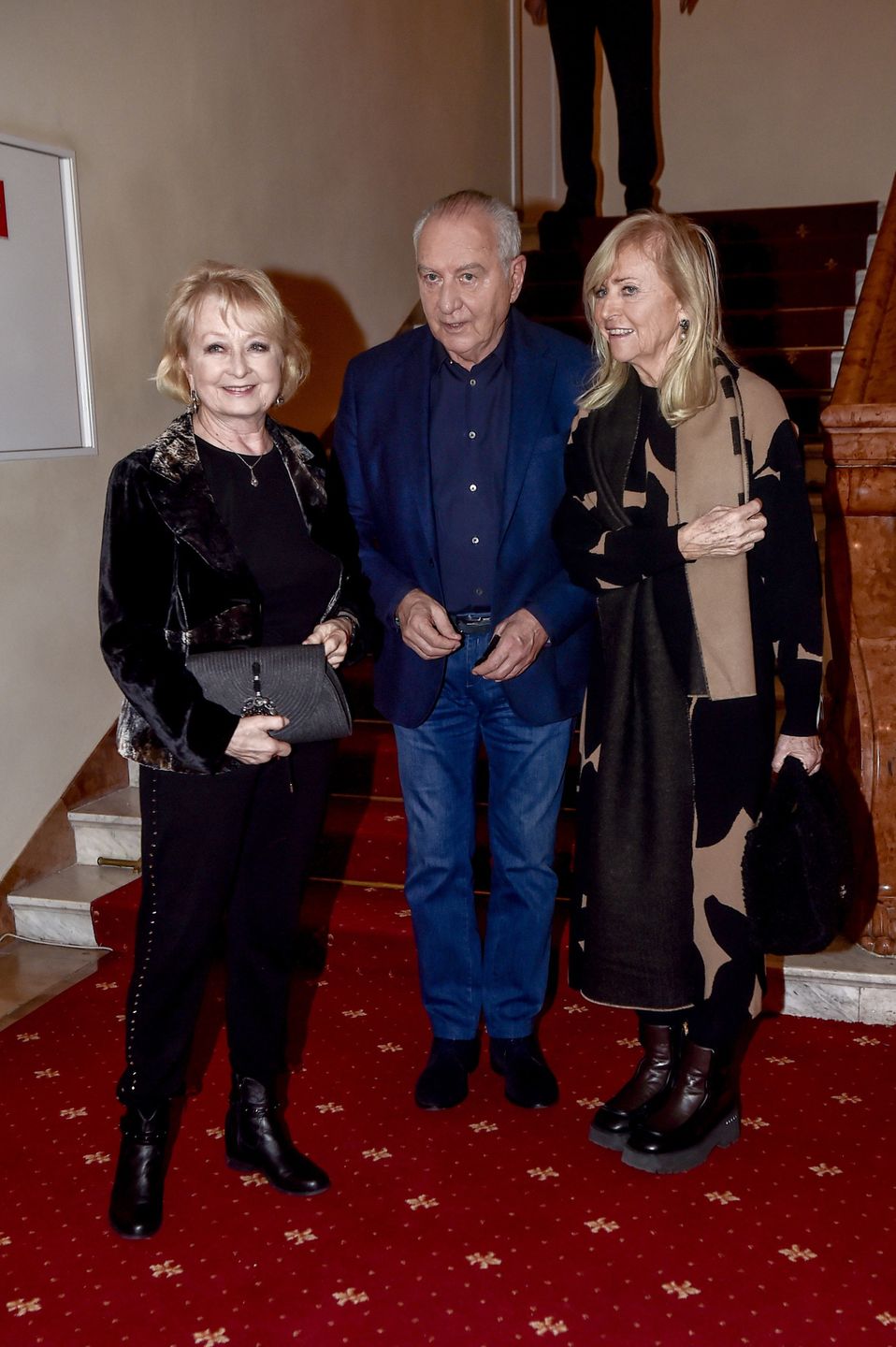 Magdalena Zawadzka w czarnej stylizacji na premierze teatralnej 