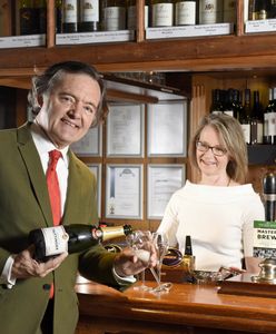 "Zmusił mnie do seksu z 20 mężczyznami". Żona murem za "królem szampana"