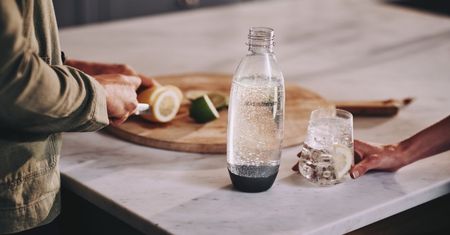 "Zamień jednorazowe butelki na lepsze" – mały krok, realna zmiana. Kampania SodaStream prezentuje bąbelkową rewolucję