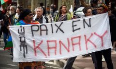 Emmanuel Macron niespodziewanie poleciał do Nowej Kaledonii. To strefa stanu wyjątkowego