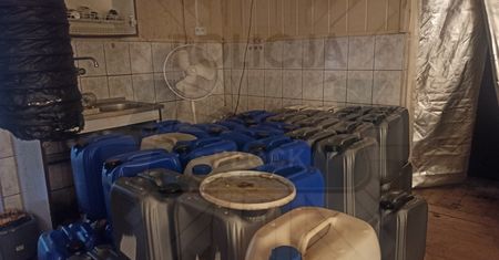 Zlikwidowano linię produkcyjną narkotyków. Zabezpieczono 120 kg  środków odurzających o wartości 6 mln zł.