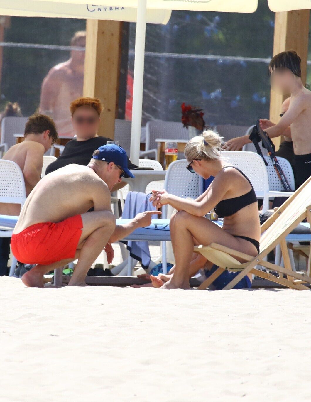 Marcin Mroczek wypoczywa nad morzem z żoną i synami