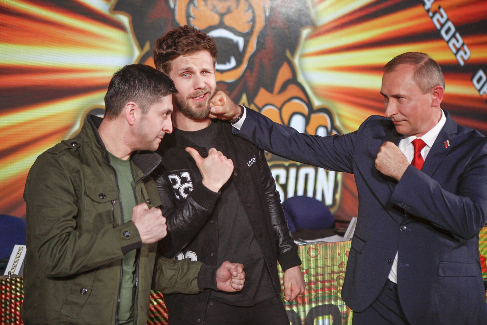 Antek Królikowski na konferencji swojej federacji MMA