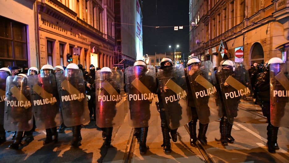 Wrocław 11.11.2021. Policja ustawiona wzdłuż trasy Marszu Polaków we Wrocławiu, 11 bm. Marsz przejdzie ulicami Wrocławia w kierunku placu Katedralnego na Ostrowie Tumskim. Trwają obchody Święta Niepodległości. (aldg) PAP/Maciej Kulczyński