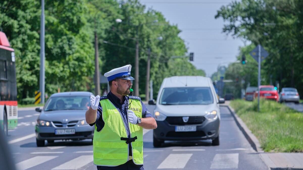 Policjant ruchu drogowego na skrzyżowaniu