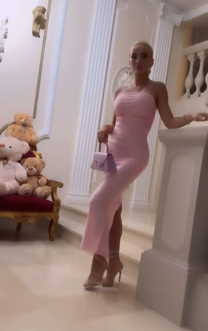 Izabela Macudzińska w stylizacji barbie glam