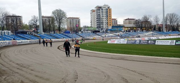 Gospodarze już po obchodzie toru. Teraz nawierzchnię rzeszowskiego owalu sprawdzają goście.