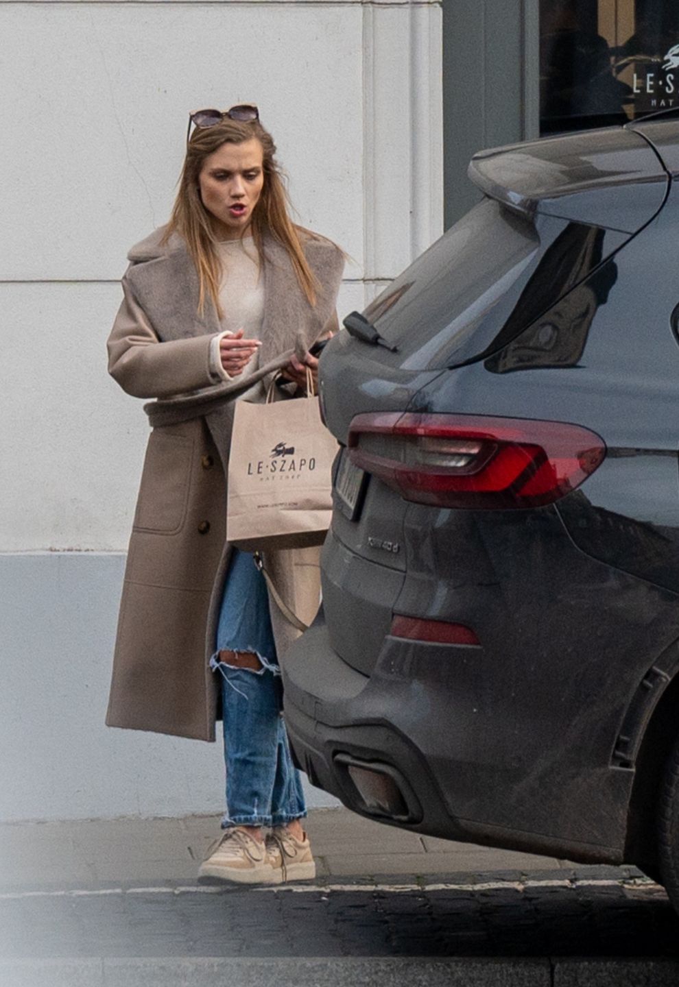 Agnieszka Kaczorowska podczas ulicznej sesji zdjęciowej