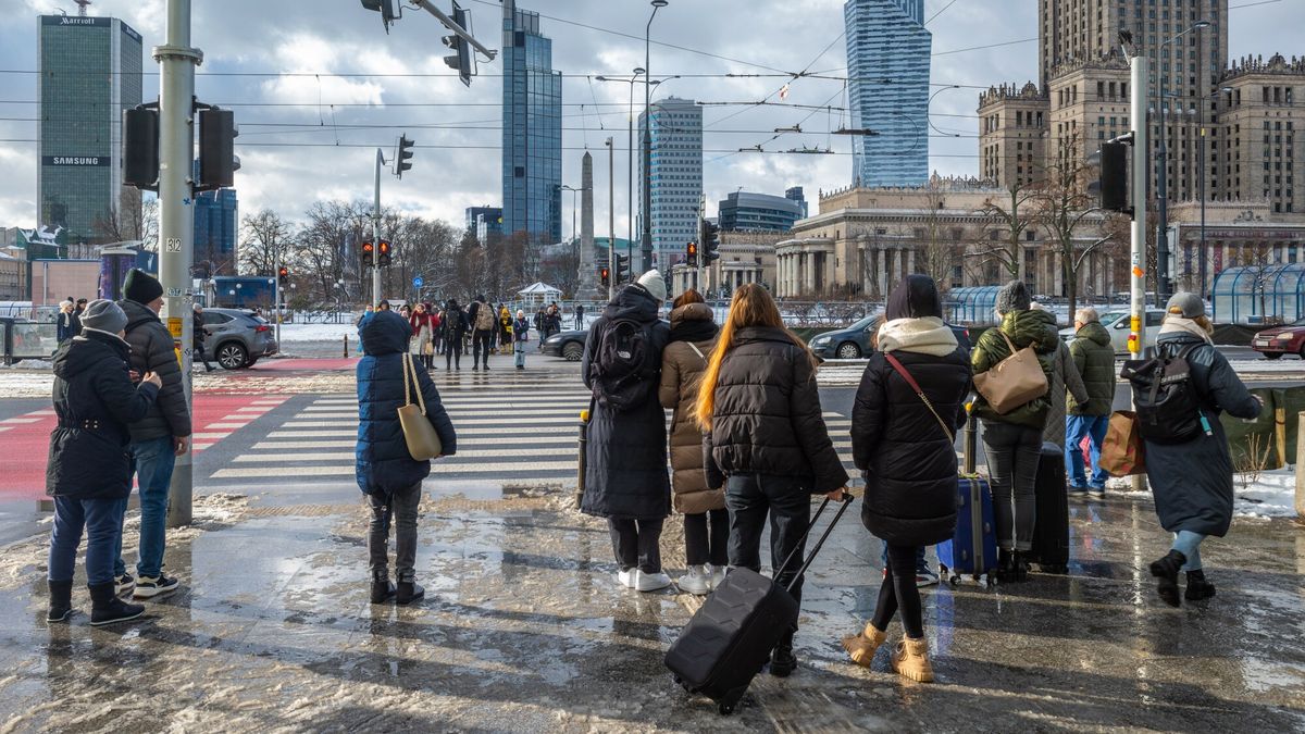 Stock ArZiFot. Arkadiusz Ziolek/East News. Warszawa. ul. Marszalkowska.n/z Ludzie czekaja na zielone swiatlo na przejsciu dla pieszych.ARKADIUSZ ZIOLEK